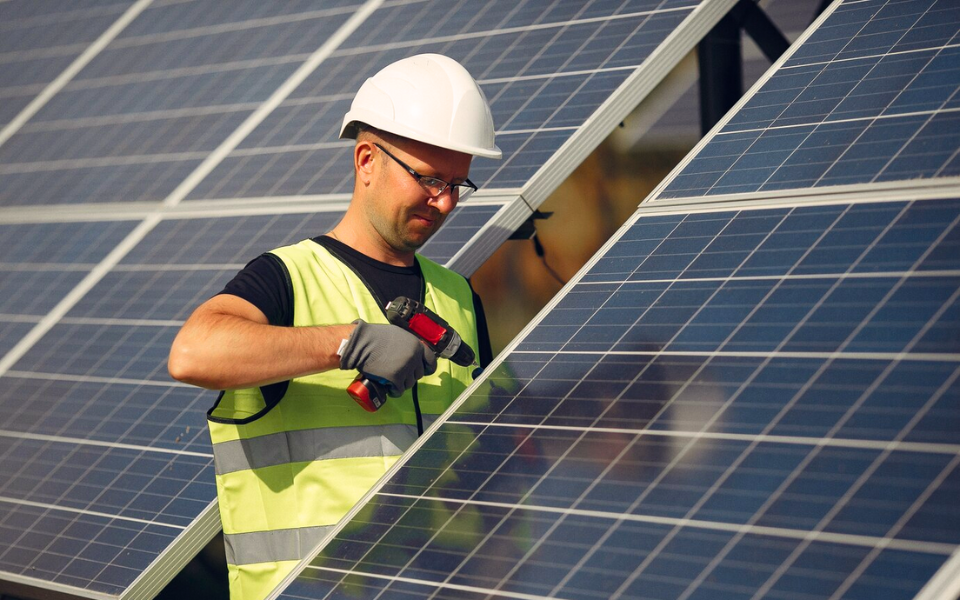 Comparison: Traditional vs. Portable Solar Power Systems - Bluetti EP500Pro Solar Power Station + PV420 Solar Panel Combo